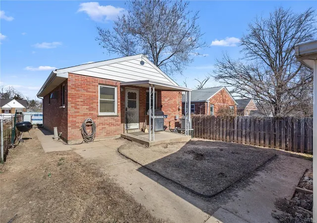 Photo 4 of Single Family Residence at 396 Kingston Dr, Saint Louis, MO 63125 | MLS# MIS25008882 | | Sold on 2025-05-20