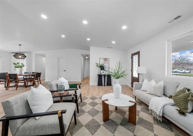 Photo 3 of Single Family Residence at 12533 Merrick Dr, Saint Louis, MO 63146 | MLS# MIS25009034 | | Sold on 2025-04-16