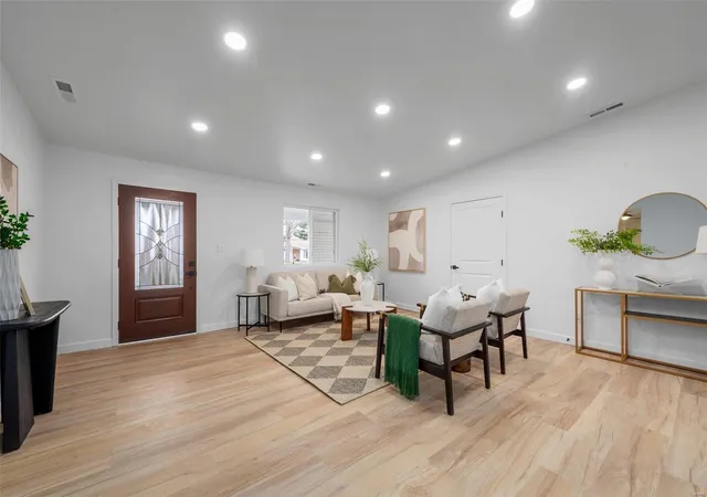 Photo 4 of Single Family Residence at 12533 Merrick Dr, Saint Louis, MO 63146 | MLS# MIS25009034 | | Sold on 2025-04-16