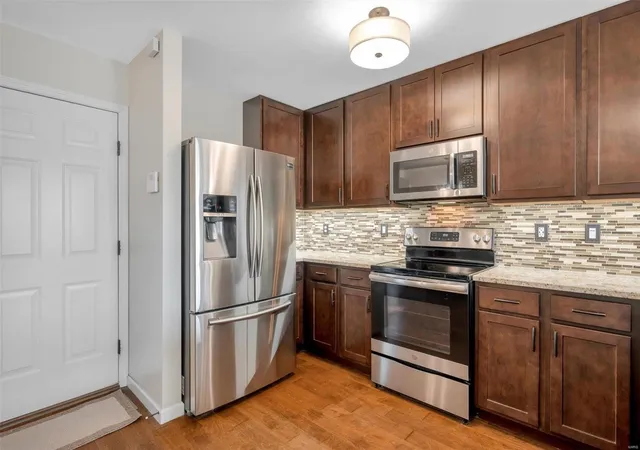 Photo 4 of Townhouse at 1823 Basston Dr, Saint Louis, MO 63146 | MLS# MIS25009217 | | Sold on 2025-06-06
