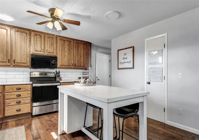 Photo 3 of Single Family Residence at 398 Beaver Lake Dr, Saint Charles, MO 63303 | MLS# MIS25009411 | | Sold on 2025-03-31