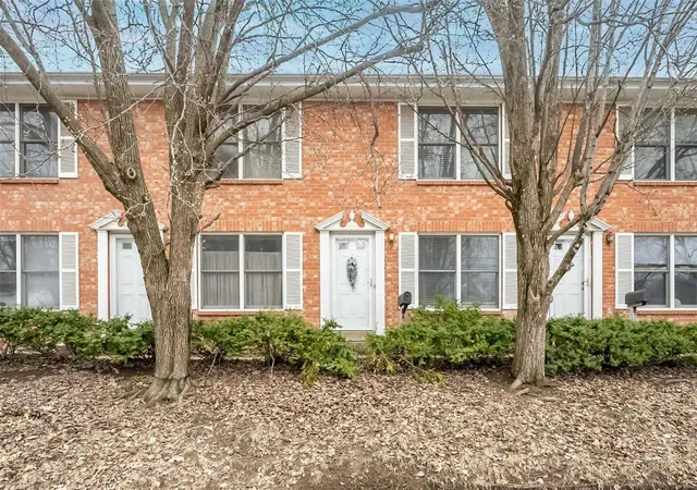 Photo 2 of Townhouse at 1528 Yale Ave, Saint Louis, MO 63117 | MLS# MIS25009808 | | Sold on 2025-03-24