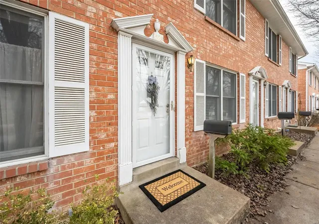 Photo 3 of Townhouse at 1528 Yale Ave, Saint Louis, MO 63117 | MLS# MIS25009808 | | Sold on 2025-03-24