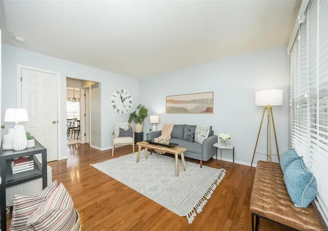 Photo 5 of Townhouse at 1528 Yale Ave, Saint Louis, MO 63117 | MLS# MIS25009808 | | Sold on 2025-03-24