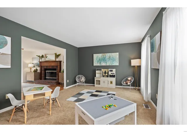 Photo 4 of Single Family Residence at 9805 Affton View Ct, Saint Louis, MO 63123 | MLS# MIS25009828 | | Sold on 2025-04-02