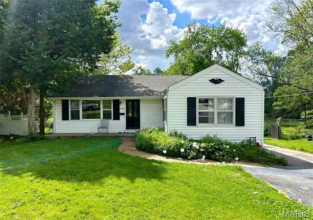 Photo 2 of Single Family Residence at 4059 Jane Ave, Saint Ann, MO 63074 | MLS# MIS25009853 | | Sold on 2025-05-30