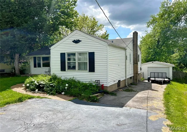 Photo 3 of Single Family Residence at 4059 Jane Ave, Saint Ann, MO 63074 | MLS# MIS25009853 | | Sold on 2025-05-30