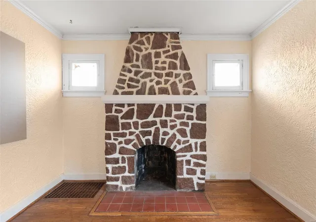 Photo 3 of Single Family Residence at 2556 Oakland Ave, Saint Louis, MO 63143 | MLS# MIS25010190 |  | Sold on 2025-03-27