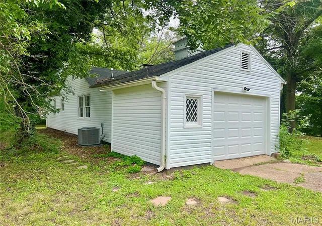 Photo 4 of Single Family Residence at 410 N State St, Montgomery City, MO 63361 | MLS# MIS25010261 | | Sold on 2025-09-09