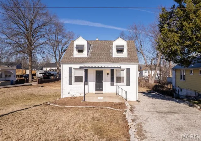 Photo 2 of Single Family Residence at 4109 Burnett Ave, Saint Louis, MO 63125 | MLS# MIS25010447 |  | Sold on 2025-06-16