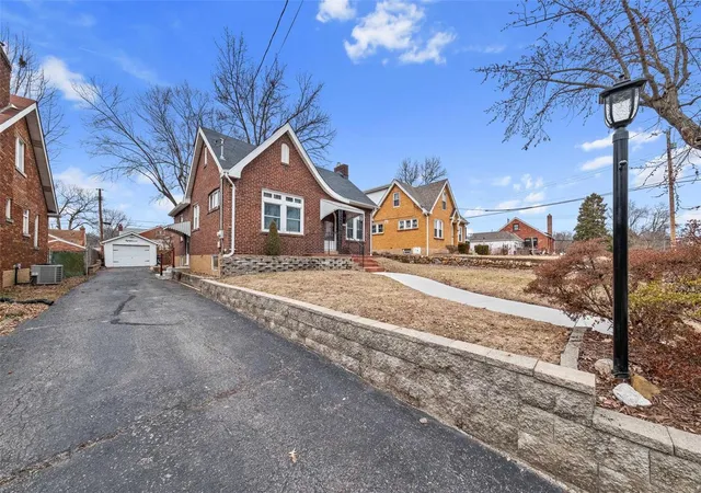 Photo 4 of Single Family Residence at 8011 Wynwood Dr, Saint Louis, MO 63123 | MLS# MIS25011672 | | Sold on 2025-03-28