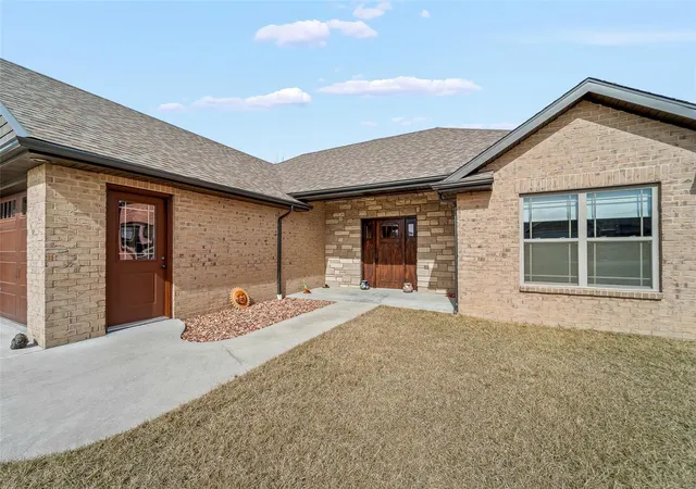 Photo 2 of Single Family Residence at 325 Dover Dr, Holts Summit, MO 65043 | MLS# MIS25011689 | | Sold on 2025-05-15
