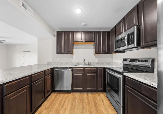 Photo 4 of Condominium at 722 Bordeaux Wy, Saint Peters, MO 63376 | MLS# MIS25011729 | | Sold on 2025-04-14