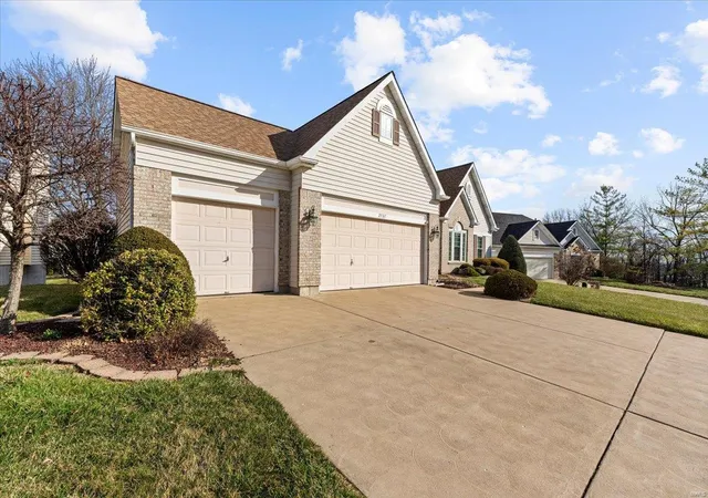 Photo 3 of Single Family Residence at 2937 Fox Bluff Dr, Saint Charles, MO 63301 | MLS# MIS25011798 | | Sold on 2025-04-14