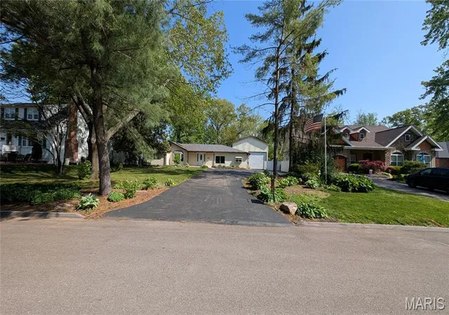 Photo 3 of Single Family Residence at 307 Southside Ave, Saint Louis, MO 63119 | MLS# MIS25011878 | | Sold on 2025-07-30