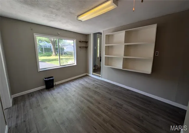 Photo 4 of Single Family Residence at 307 Southside Ave, Saint Louis, MO 63119 | MLS# MIS25011878 | | Sold on 2025-07-30