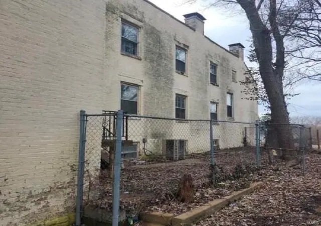 Photo 4 of Single Family Residence at 49 Bascom Dr, Saint Louis, MO 63135 | MLS# MIS25011902 |  | Sold on 2025-04-04