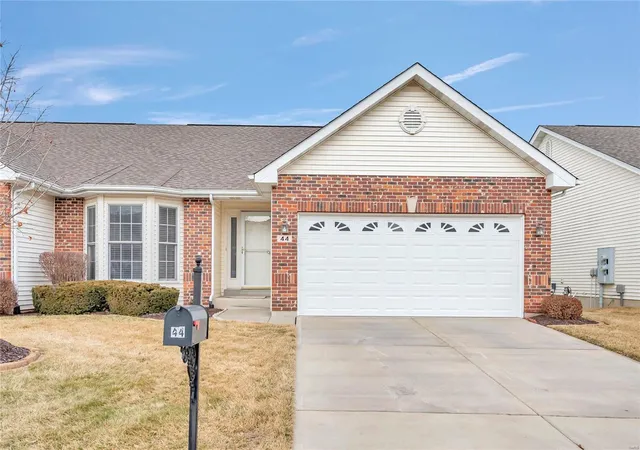 Condominium at 44 Huntgate Dr, Saint Peters, MO 63376 | MLS# MIS25011976 | | Sold on 2025-04-24