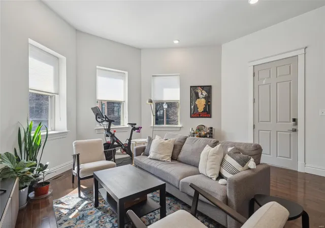 Photo 3 of Condominium at 4237 Laclede Ave #A, Saint Louis, MO 63108 | MLS# MIS25012106 |  | Sold on 2025-06-30