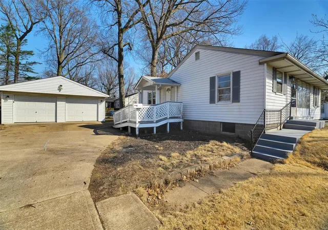 Photo 3 of Single Family Residence at 2700 Sims Ave, Saint Louis, MO 63114 | MLS# MIS25012113 | | Sold on 2025-05-14