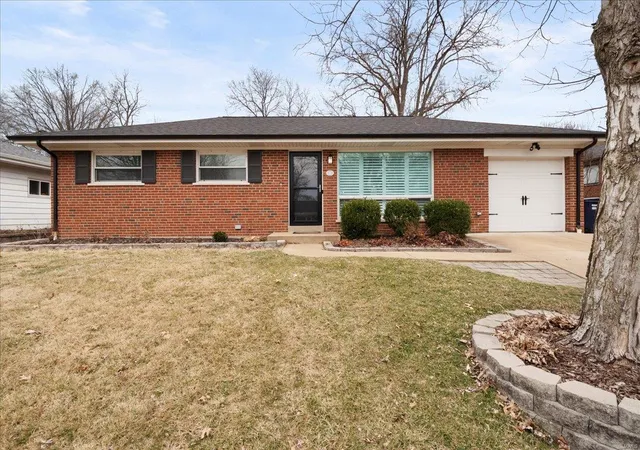 Single Family Residence at 8728 Villa Crest Dr, Saint Louis, MO 63126 | MLS# MIS25012121 | | Sold on 2025-04-11