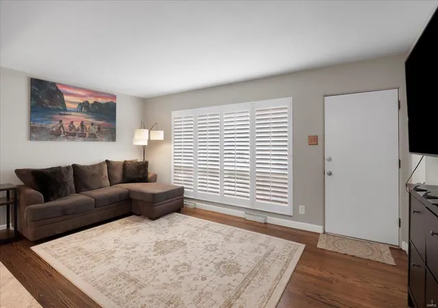 Photo 4 of Single Family Residence at 8728 Villa Crest Dr, Saint Louis, MO 63126 | MLS# MIS25012121 | | Sold on 2025-04-11