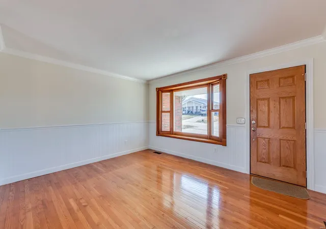 Photo 3 of Single Family Residence at 10097 Buffton Dr, Saint Louis, MO 63123 | MLS# MIS25012249 |  | Sold on 2025-05-05