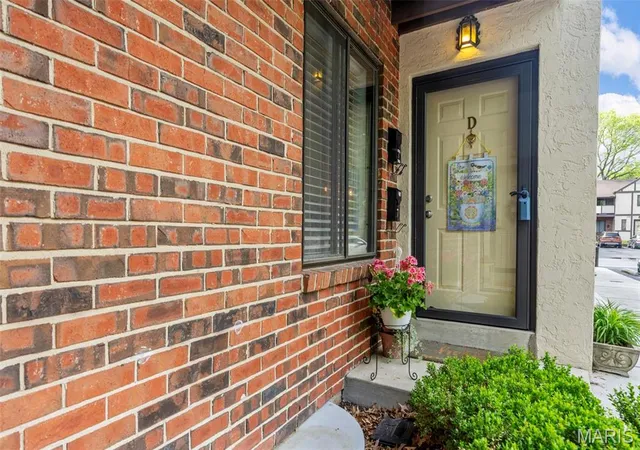Photo 1 of Villa at 321 Barrington Square #D, Saint Louis, MO 63122 | MLS# MIS25012354 |  | Sold on 2025-06-16