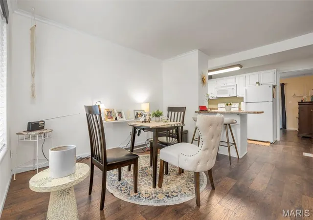 Photo 2 of Villa at 321 Barrington Square #D, Saint Louis, MO 63122 | MLS# MIS25012354 |  | Sold on 2025-06-16