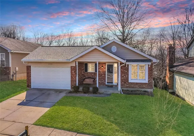 Single Family Residence at 3754 Gumtree Ln, Saint Louis, MO 63129 | MLS# MIS25012518 | | Sold on 2025-03-27