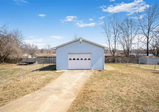 Photo 4 of Single Family Residence at 717 S Main St, Fredericktown, MO 63645 | MLS# MIS25012583 | | Sold on 2025-07-31