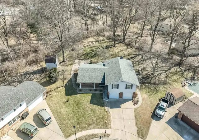 Photo 2 of Single Family Residence at 3 Larkspur Ct, Saint Charles, MO 63301 | MLS# MIS25012703 |  | Sold on 2025-03-27