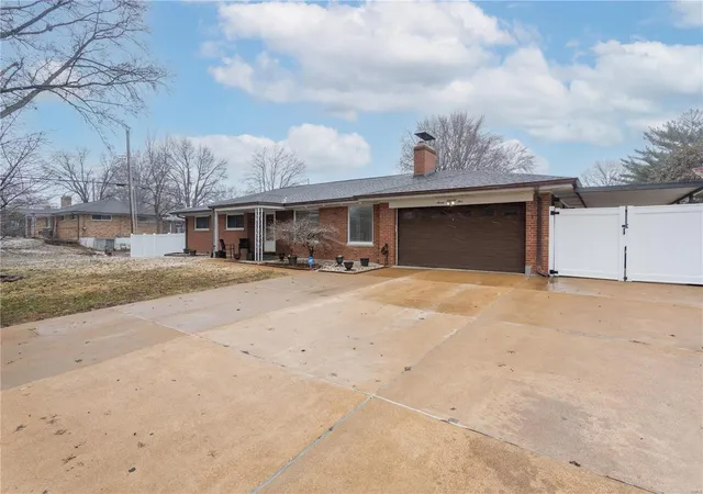 Photo 2 of Single Family Residence at 775 Paschal Dr, Saint Louis, MO 63125 | MLS# MIS25013016 |  | Sold on 2025-04-15