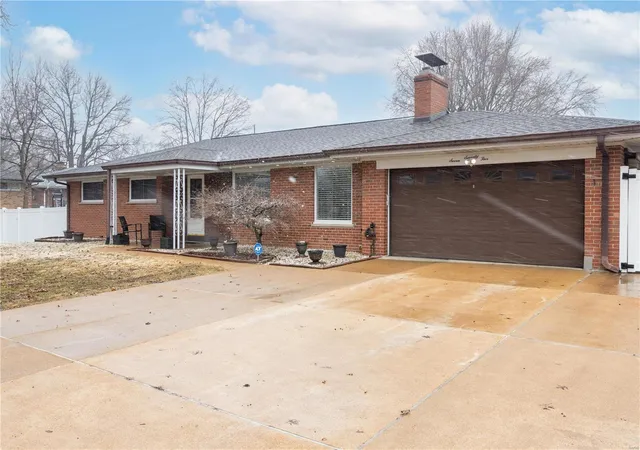 Photo 4 of Single Family Residence at 775 Paschal Dr, Saint Louis, MO 63125 | MLS# MIS25013016 |  | Sold on 2025-04-15