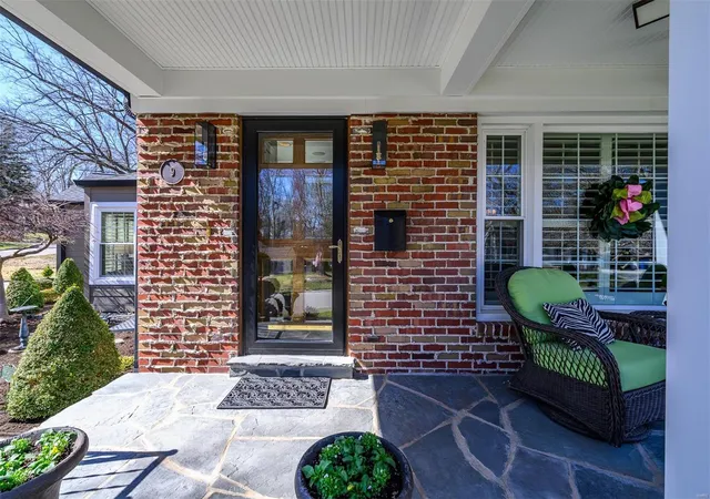 Photo 4 of Single Family Residence at 9 Cheyenne Ct, Saint Louis, MO 63122 | MLS# MIS25013030 |  | Sold on 2025-05-05