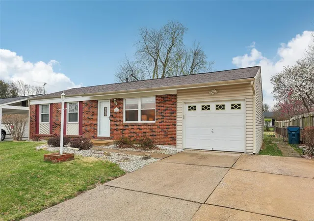 Photo 4 of Single Family Residence at 3259 Janton Ln, Saint Charles, MO 63301 | MLS# MIS25013207 |  | Sold on 2025-04-23
