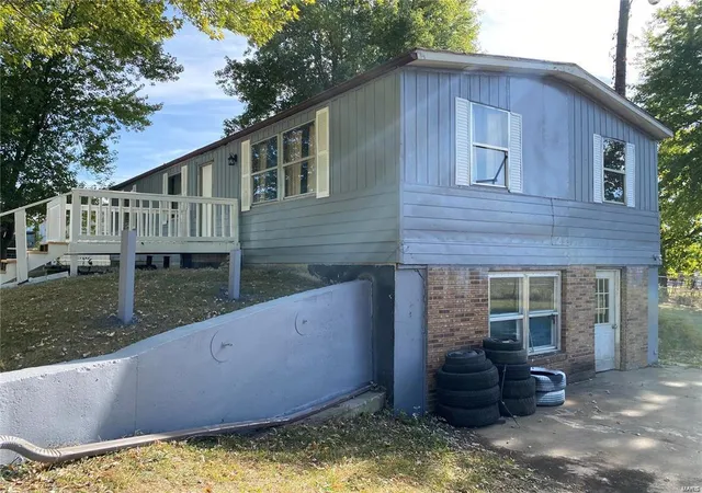 Photo 3 of Single Family Residence at 400 Shakelford St, Wellsville, MO 63384 | MLS# MIS25013228 |  | Sold on 2025-04-08
