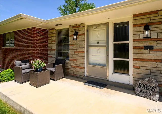 Photo 3 of Single Family Residence at 10025 Stonell Dr, Saint Louis, MO 63123 | MLS# MIS25013283 | | Sold on 2025-05-16