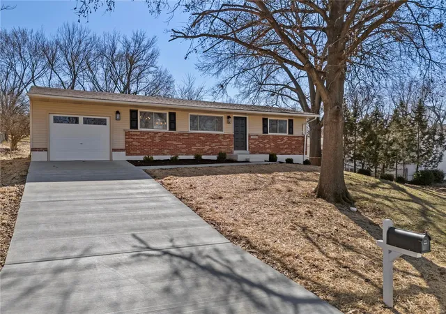 Single Family Residence at 10140 Florinda Dr, Saint Louis, MO 63123 | MLS# MIS25013286 | | Sold on 2025-03-27