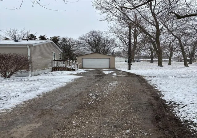 Photo 4 of Single Family Residence at 504 E Mill Street, Shelbina, MO 63468 | MLS# MIS25013304 | | Sold on 2025-05-23