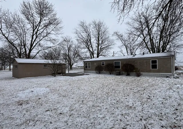 Photo 5 of Single Family Residence at 504 E Mill Street, Shelbina, MO 63468 | MLS# MIS25013304 | | Sold on 2025-05-23