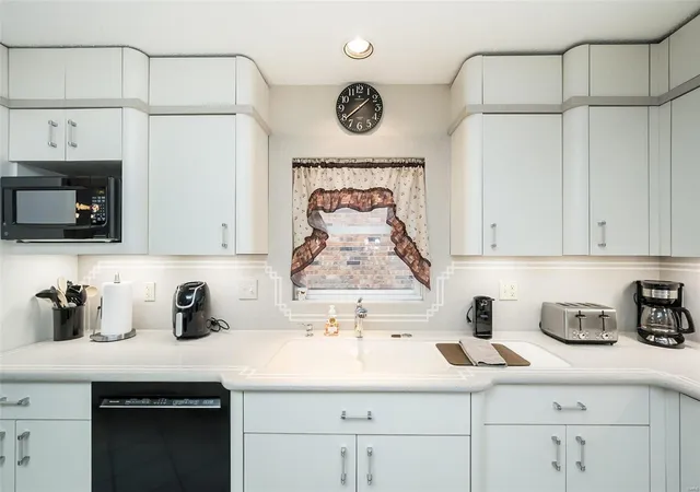 Photo 4 of Single Family Residence at 3470 Brookstone View Dr, Saint Louis, MO 63129 | MLS# MIS25013440 | | Sold on 2025-03-27