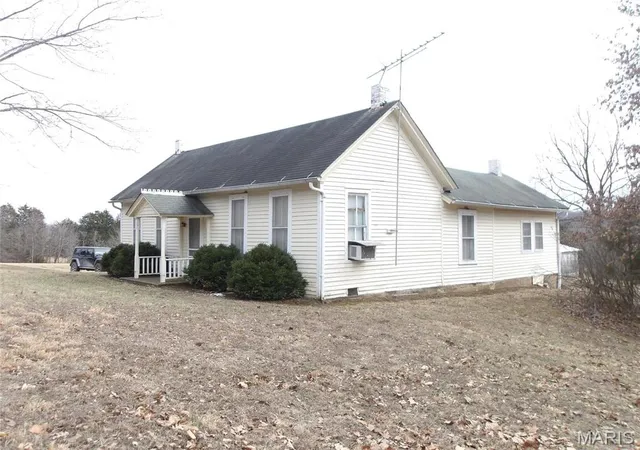 Photo 4 of Farm at 1139 Hwy J, New Florence, MO 63363 | MLS# MIS25013601 | | Sold on 2025-06-23
