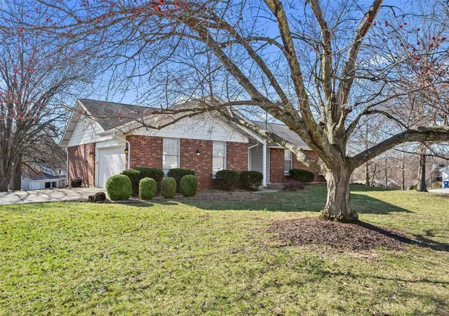 Photo 1 of Single Family Residence at 4605 Briargate Dr, Saint Charles, MO 63304 | MLS# MIS25013630 | | Sold on 2025-04-22