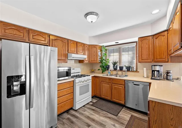 Photo 4 of Single Family Residence at 4605 Briargate Dr, Saint Charles, MO 63304 | MLS# MIS25013630 | | Sold on 2025-04-22
