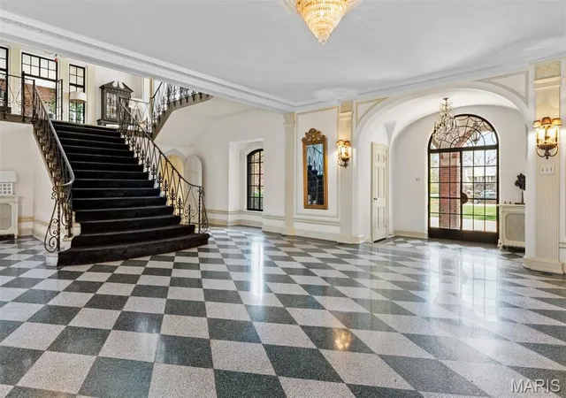 Photo 1 of Single Family Residence at 24 Brentmoor Park, Saint Louis, MO 63105 | MLS# MIS25013687 | | Sold on 2025-04-30