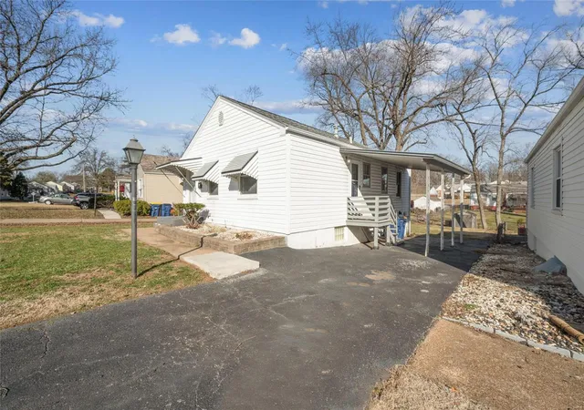 Photo 3 of Single Family Residence at 10545 Saint Matthew Ln, Saint Ann, MO 63074 | MLS# MIS25013825 | | Sold on 2025-04-22