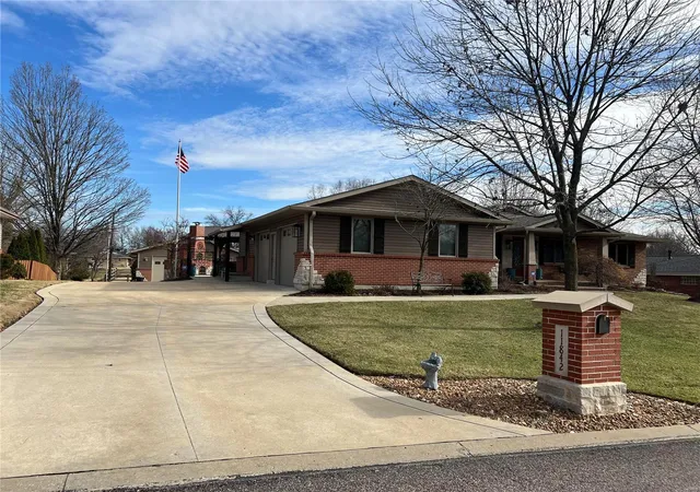 Photo 2 of Single Family Residence at 11842 Tescord Dr, Saint Louis, MO 63128 | MLS# MIS25013847 |  | Sold on 2025-04-29