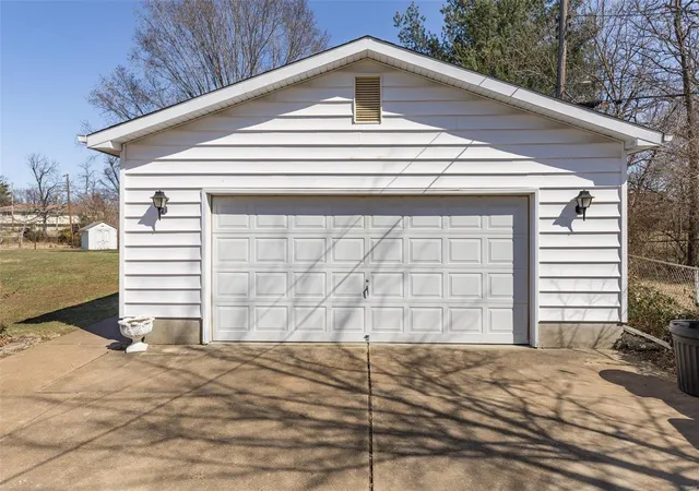 Photo 4 of Single Family Residence at 10400 Bimini Dr, Saint Louis, MO 63123 | MLS# MIS25013853 | | Sold on 2025-04-11