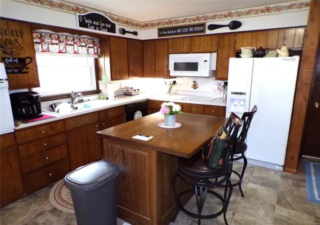Photo 4 of Single Family Residence at 508 N Galloway Rd, Vandalia, MO 63382 | MLS# MIS25013967 | | Sold on 2025-05-30